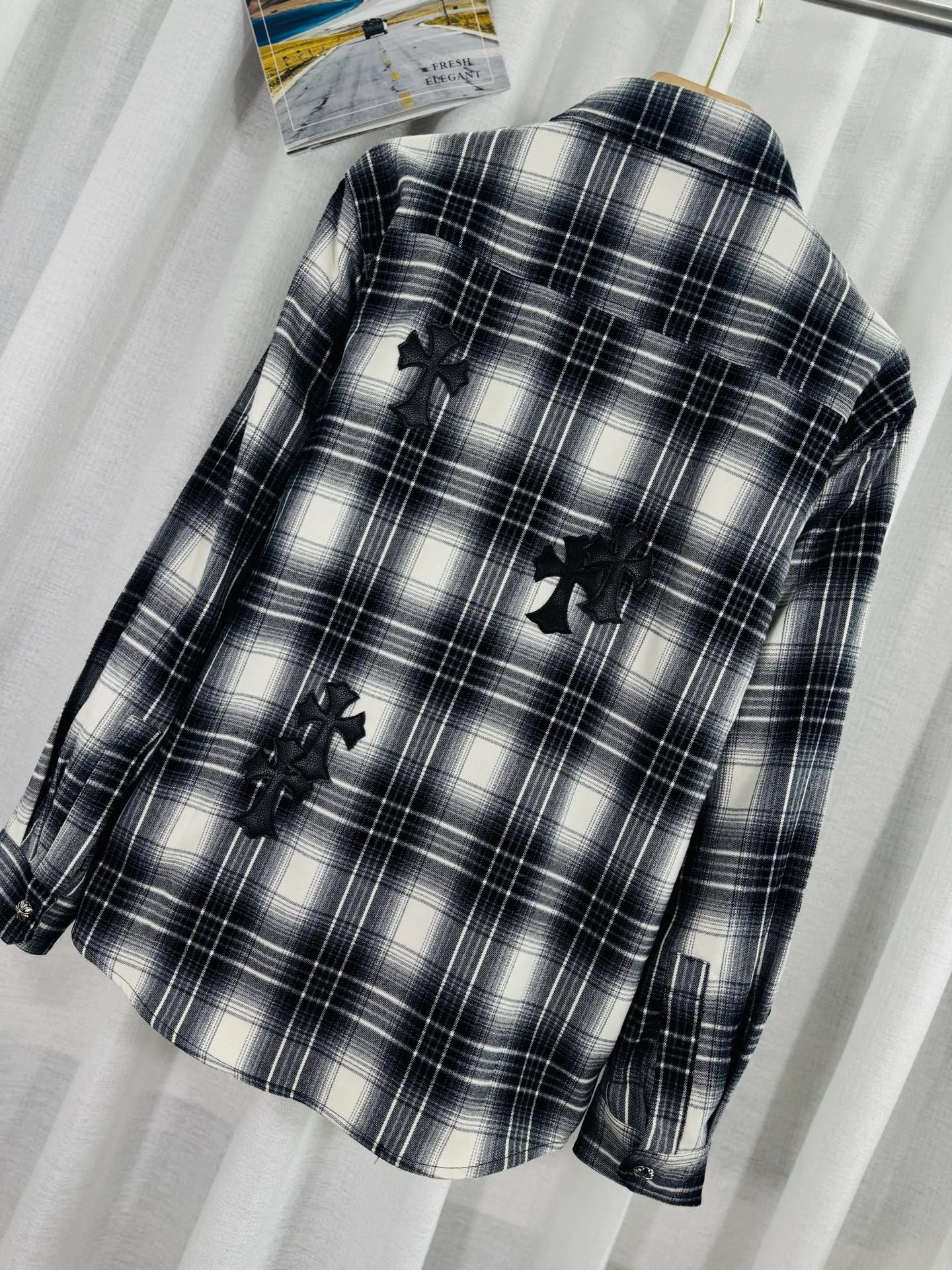 P250 top version, real shot without P, ​​different from market currency) 𝗖𝗵𝗿𝗼𝗺𝗲 𝗛𝗲𝗮𝗿𝘁𝘀/Cro Xin 2025 leather plaid shirt Accessories: Original model-opening collar label ➕100% silk wash water label. Genuine purchase-grade original hangtag➕matching hanging rope➕3D hanging beads➕original packaging bag. Craftsmanship: The original version has consistent wiring! The highest version of the armhole matching technique! Color: Red Black Size: S M L XL Style No.: 8001